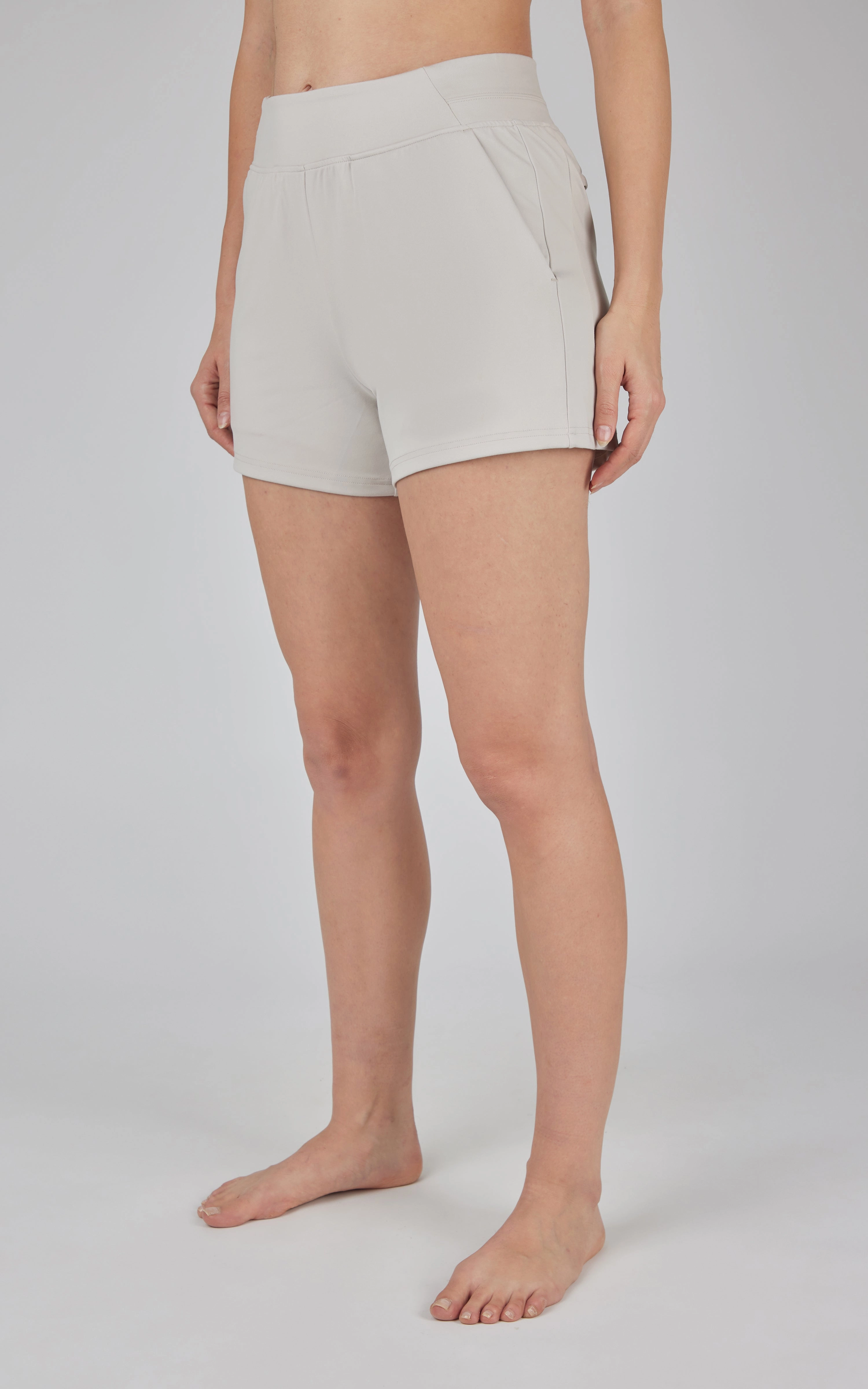 Lux Clean Front Multi Pocket 4" Short